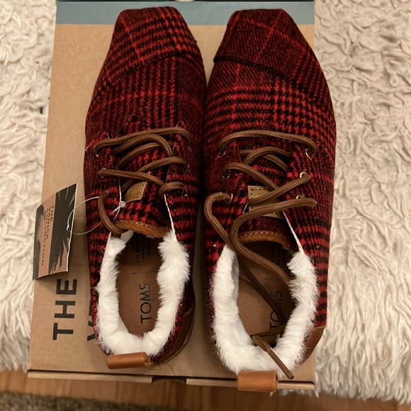 New in Box - TOMS - BOTA BOOTS - Red Plaid Felt w/ Leather Wrap, Size 8. - Picture 5 of 5